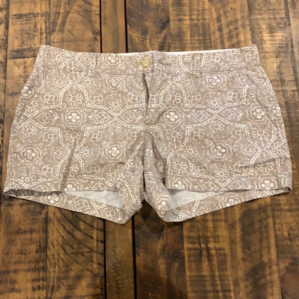 Floral print khaki shorts